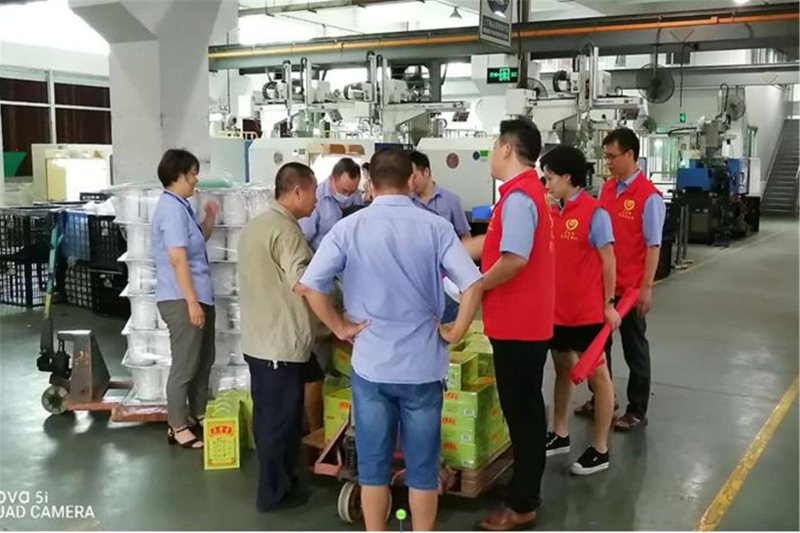 党支部送凉茶到一线