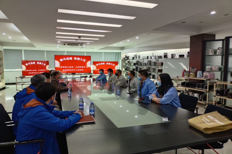 政府部门慰问一线员工代表